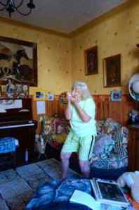 Then Aunt Anne was on a roll... playing about 4 songs on her harmonica!