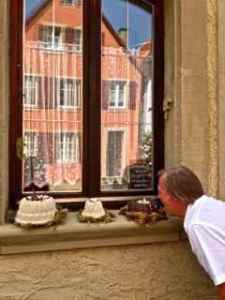 Here's Norm trying to take a bite of some freshly baked "B..B.. Bud.. Bundt cake" How you say it?