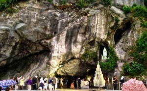 This cave like wall doesn't look like the water is flowing from it, even close up, but when you touch it, it is totally wet.