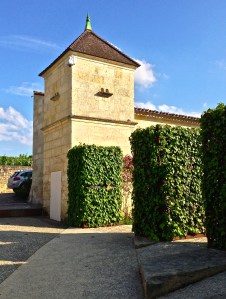Here is the entrance to the chateau. Yeah right.. how could we have known our hotel was here???