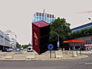 We see the most interesting things in the round a bouts. This is as we were leaving Brussels.