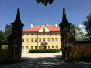 Does this look familiar? Well, if it was nighttime, you might find the Von Trapp family pushing their car out of here.