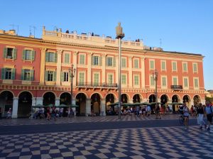 Notice the statue on top of the pole. These are everywhere here.