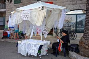 Anyone need any doilies? table runners? tops?