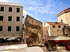 The middle structure you see here is the original wall, that is how thick most of the walls are.