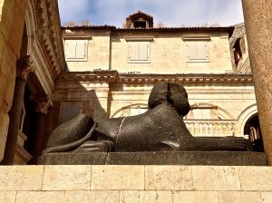 This lion is one of the two originals built in 305, amazing that it only has a crack in it after almost 2000 years old.