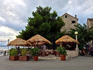 Found this nice thatched roof bar.... We definitely had some great cocktails here !