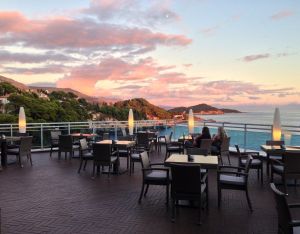 Nice view of our lounge to have a drink after sightseeing and watch the colors around us.