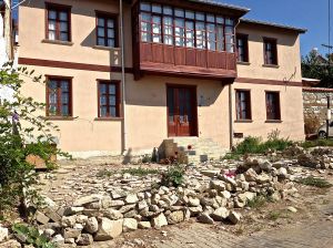 Then this is the house next door. You probably can't see the dog sleeping next to the steps. Never barked once.