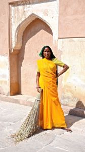 This gal struck a pose for us! Wasn't that nice of her? She is sweeping the palace dressed like that! Amazing!