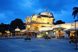 Jag Mantir island palace courtyard at sunset.