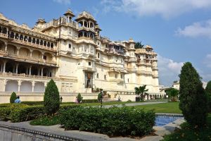 The Palace is so big you can't really get a great picture of the whole thing. This is the best we could do from the courtyard. 