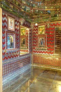 The Kings bedroom with mirrored walls.