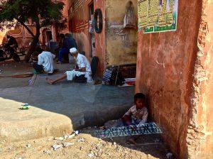 Bad picture b/c of the reflection of my blue pants ( Angela/Steph... blue pants??) anyway... the guy in white is a medicine man, if you have anything that pains you, he will heal it by rubbing his hand over the area and chanting. Been doing it for over 50 yrs in the same spot!