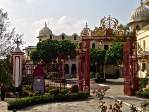 This entrance is to the side of the City Palace and is actually the entrance to where the KING currently lives.