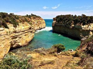 This is called Loch Ard 1878, where a ship wrecked right into the wall of the ocean. 