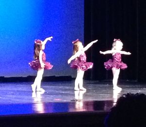 She's the one in the middle with the PERFECT arms!! (of course, LOL)