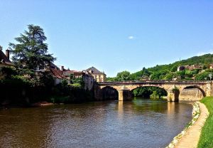 Had lunch on the river bank in Montignac.