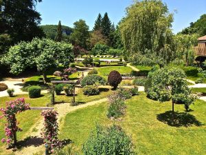 The beautiful gardens at Les Glycine resaurant in Les Eyzies de Tayac Sireuil.
