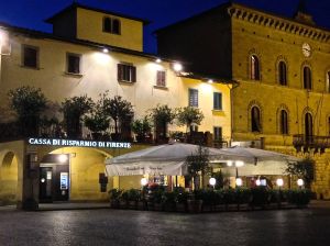 Such a pretty place in this little square. 