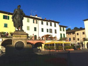 The Italian sea explorer Giovanni Veranzzano anchors the third point on the triangular main square in Greve.
