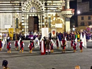 This was a group of younger flag throwers. And one of them was acrobatical! (one of the two kinds of throwers!)
