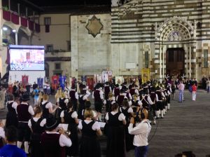 Oh, and guess what???? The Germans came to sing and dance for the Italians! 