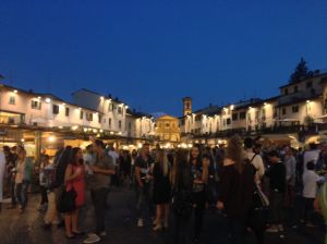 The crowded piazza!