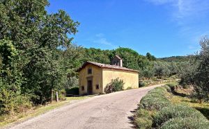 Lovely little building, wonder if anyone lives here. 